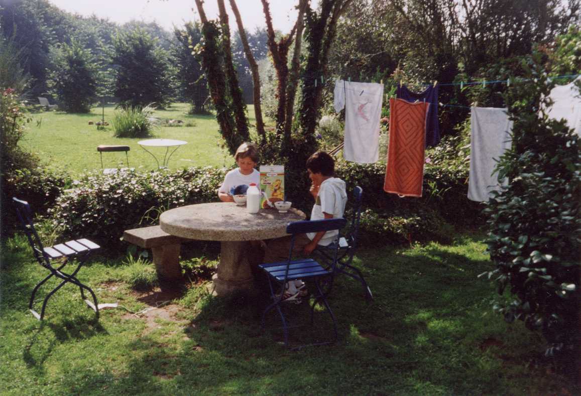 Im Garten am Steintisch